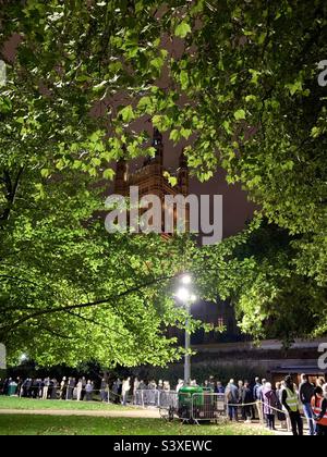 Londres Royaume-Uni jeudi 15th septembre 2022. Les gens font la queue pour voir la Reine Elizabeth II couché dans l'État à Westminster Hall, au Palais de Westminster. Crédit : G Hart UK/StockimoNews Banque D'Images