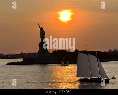 La statue de la liberté au coucher du soleil. Banque D'Images