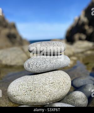 Pierres empilées sur la plage de Guernesey Banque D'Images