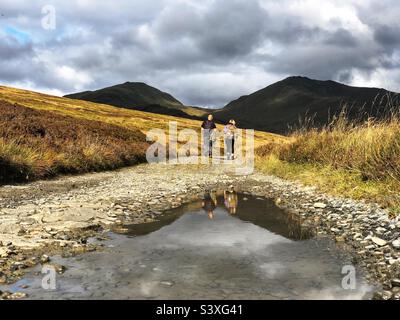 Vue sur la gamme Ben Lawers et les Walkers repart au départ après une journée sur les collines, à Killin, en Écosse Banque D'Images