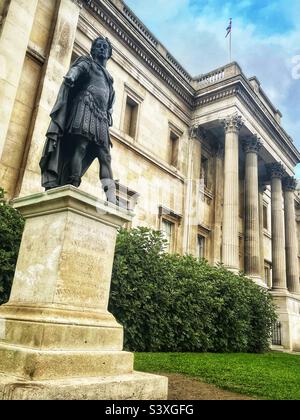 Statue du roi James II, sculpture en bronze à l'extérieur de la National Gallery, Trafalgar Square, Londres. Qui serait produit par l'atelier de Grinling Gibbons, érigé pour la première fois en 1686 près d'ici à Westminster Banque D'Images