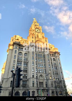 Soleil levant au-dessus des bâtiments du foie Liverpool Banque D'Images