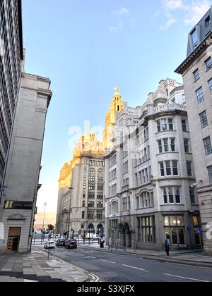 Lever de soleil sur un bâtiment dans le centre-ville de Liverpool Banque D'Images