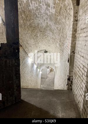 Escalier vers les salles d'armes à feu dans une fortification sur les hauteurs occidentales à Douvres, Kent Banque D'Images