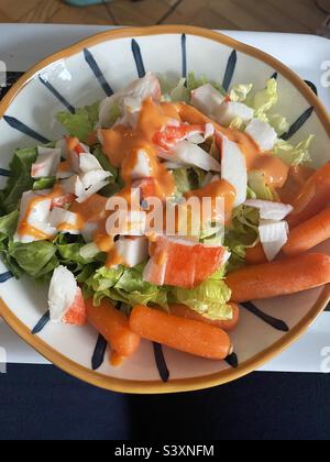 Une salade saine au crabe et aux carottes Banque D'Images