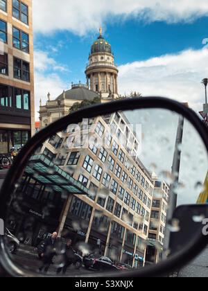 La Neue Kirche (Deutscher Dom) et le quartier 205 Stadtmitte se reflètent dans le miroir d'un Scooter Banque D'Images