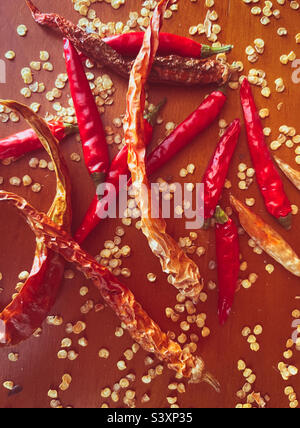 Piment frais, piment séché, graines de piment sur bois Banque D'Images