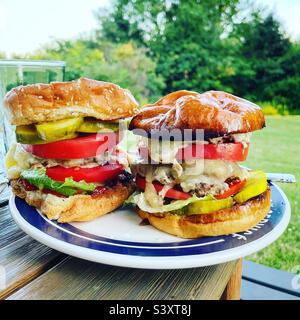 Hamburgers aux tomates, cornichons, laitue, fromage, oignons Banque D'Images