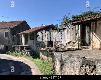 Propriétés délabrantes dans un petit village portugais Banque D'Images