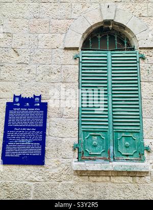 Belles portes et fenêtres dans le quartier de Nahalat Shiv’a à Jérusalem. Banque D'Images