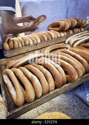 Une boulangerie palestinienne de pain bagel Ka’ek dans la vieille ville de Jérusalem, en Israël. Banque D'Images