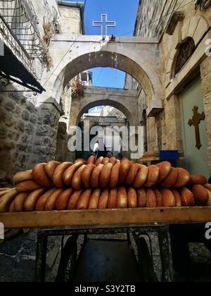 Une boulangerie palestinienne de pain bagel Ka’ek dans la vieille ville de Jérusalem, en Israël. Banque D'Images