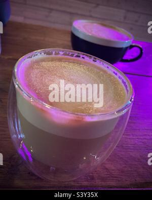 Un café blanc plat et un latte Banque D'Images