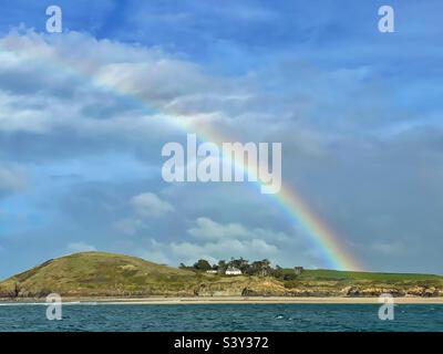 Rainbow au-dessus de Daymer Bay près de Rock, Cornwall, octobre. Banque D'Images