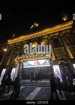 Entrer dans le Palladium de Londres - l'un des monuments historiques du théâtre de Londres. Extérieur est un bel exemple d'architecture théâtrale, bâtiment classé Grade II à Soho. Banque D'Images