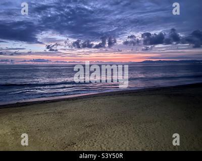 Coucher de soleil sur la côte pacifique à Puerto Vallarta Mexique ressemble à une couleur d'eau. Photo prise avec un iPhone 13 plus Banque D'Images