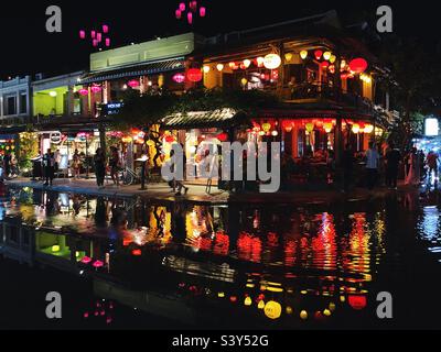 Une scène nocturne dans une rue inondée à Hoi an, Vietnam Banque D'Images