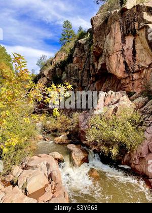 Un bijou de rochers rouges, de feuilles dorées et de cascades à Water Wheel Falls dans la forêt nationale de Tonto, N Houston Mesa Rd, Payson, AZ Banque D'Images