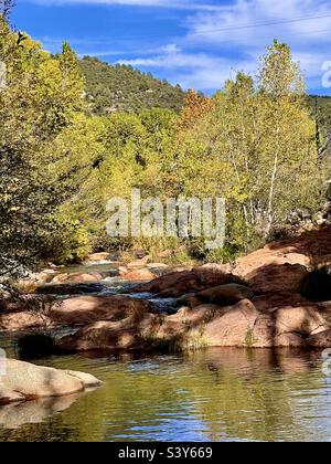 Un bijou de rochers rouges, de feuilles dorées et de cascades à Water Wheel Falls dans la forêt nationale de Tonto, N Houston Mesa Rd, Payson, AZ Banque D'Images