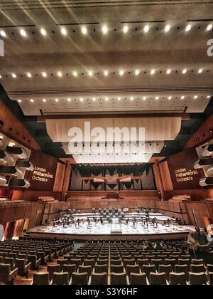 Le Royal Festival Hall sur la rive sud de la Tamise, prêt pour un spectacle Banque D'Images