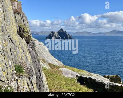 Vue sur Little Skellig depuis le grand Skellig (Skellig Michael) lors d'une journée lumineuse et chaude en Irlande Banque D'Images