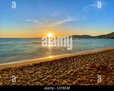 Coucher de soleil sur la baie de Lardos de Pefkos sur Rhodes, Grèce. Banque D'Images