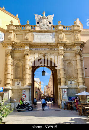 Porta Garibaldi ou Porta di Mare de l'extérieur de la ville, Marsala, Sicile, Italie. Banque D'Images