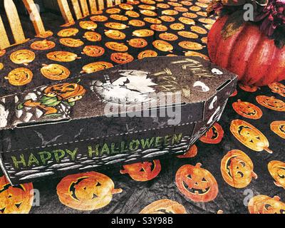 Une boîte de bonbons en forme de cercueil donnée aux employés d'une entreprise locale juste à temps pour Halloween, apparemment comme un spectacle saisonnier d'appréciation. Banque D'Images