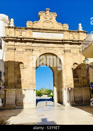 Porta Nuova de l'intérieur de la ville, Marsala, Sicile, Italie. Banque D'Images