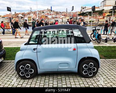 Petite voiture électrique Citroën ami garée à Porto Portugal en octobre 2022 Banque D'Images