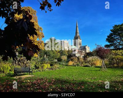 Vue sur la cathédrale de Chichester depuis les jardins du Palais Bishop à Chichester, dans le West Sussex en Angleterre. Banque D'Images