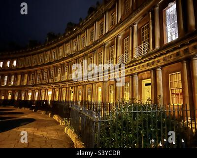 Les maisons du Bath Royal Crescent sont illuminées la nuit à Bath, en Angleterre Banque D'Images