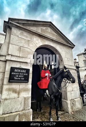 La Garde de la vie du roi est dirigée par des soldats du régiment monté de cavalerie de la maison à Horse Guards, Whitehall London. L'enseigne lit les chevaux de mégarde peuvent donner un coup de pied ou mordre ! Banque D'Images