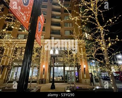 Le centre commercial City Creek dans le centre-ville de SLC Utah, États-Unis pendant la saison de Noël. Parmi les lumières, des banderoles RSL rouges festives sont également accrochées, sponsorisées par l'équipe de football locale, « Real Salt Lake ». Banque D'Images