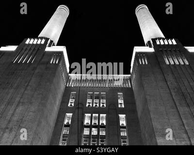 Photo spectaculaire en noir et blanc en regardant la centrale électrique de Battersea la nuit, à Londres, en Angleterre Banque D'Images