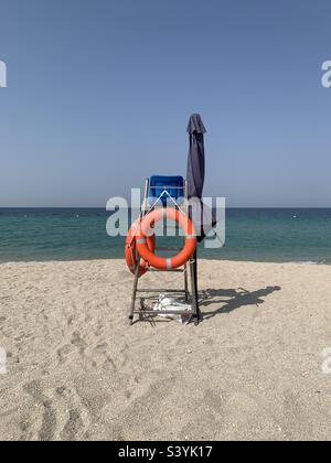 Équipement de secouriste sur une plage déserte Banque D'Images