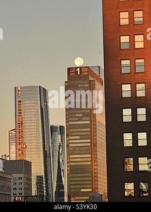 La lune perchait parfaitement une station de Penn en début de matinée à 9 novembre 2022 à New York, aux États-Unis Banque D'Images