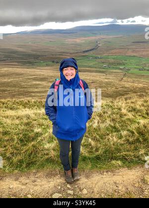 Femme marchée sur Whernside Yorkshire Dales Banque D'Images