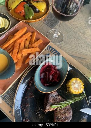 Filet de bœuf argentin servi avec des légumes grillés et des frites de patates douces Banque D'Images