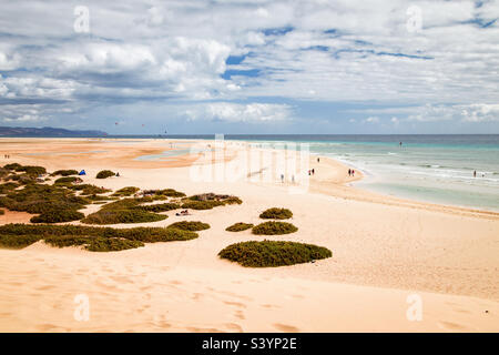 La belle plage de sable de Risco del Paso sur la côte est de la rare île de Fuerteventura avec de merveilleuses dunes de sable et de l'eau claire peu profonde et un bon vent pour la natation et les sports nautiques Banque D'Images