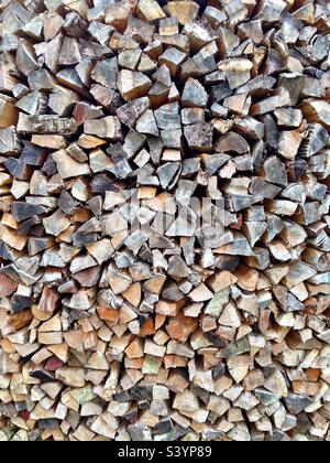 pile de bois de chauffage haché, préparation pour l'hiver, cheminée ou