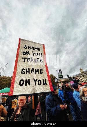 Banner a déclaré : « honte sur vous Tories » à Trafalgar Square, Londres, lors de la manifestation le 5th mars novembre 2022 contre les politiques économiques d'austérité du gouvernement alors que les manifestants appellent à des élections générales maintenant Banque D'Images