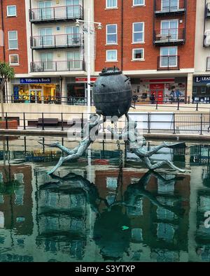 Vernon Mine Warfare & Diving Monument par le sculpteur Mark Richards FRSS comprend une mine amarrée avec deux auxiliaires Clearance divers vu Gunwharf Quays à Portsmouth, l'ancien site de HMS VERNON Banque D'Images