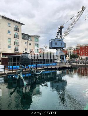 Vernon Mine Warfare & Diving Monument par le sculpteur Mark Richards FRSS comprend une mine amarrée avec deux auxiliaires Clearance divers vu Gunwharf Quays à Portsmouth l'ancien site de HMS VERNON in situ Banque D'Images