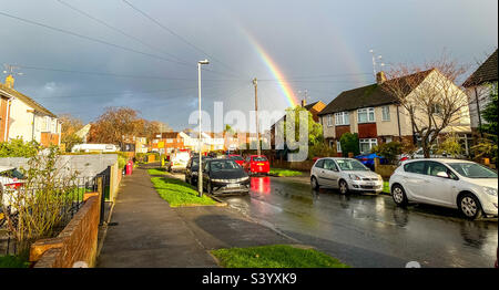 Un arc-en-ciel s'émène sur une scène de rue humide et pluvieuse à Reading, au Royaume-Uni. Banque D'Images