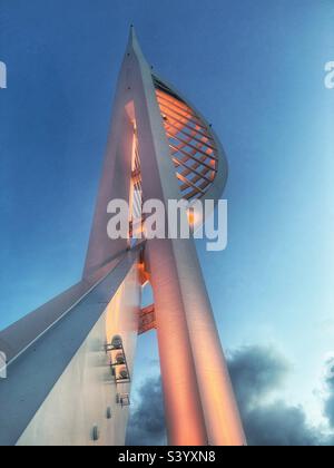 La tour Spinnaker a été construite dans le cadre de la pièce maîtresse du projet Renaissance de Portsmouth Harbour - la tour est un point de repère qui peut être vu pendant des kilomètres autour. Vu au crépuscule et les lumières sont allumées Banque D'Images