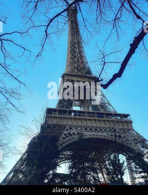 Tour Eiffel vue à travers les arbres de Paris Banque D'Images