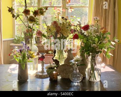 Parfaite cuisine de campagne anglaise table avec de belles fleurs coupées contre une fenêtre lumineuse au printemps, Somerset Angleterre Banque D'Images