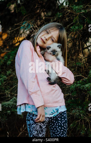 Young Girl holding a kitten Banque D'Images