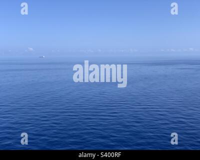 L'océan et le ciel vus d'un bateau de croisière voyageant entre la Floride et les Bahamas Banque D'Images
